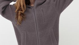 hessnatur Damen Wollfleece Jacke mit Kapuze aus Bio-Merinowolle - lila - Größe M