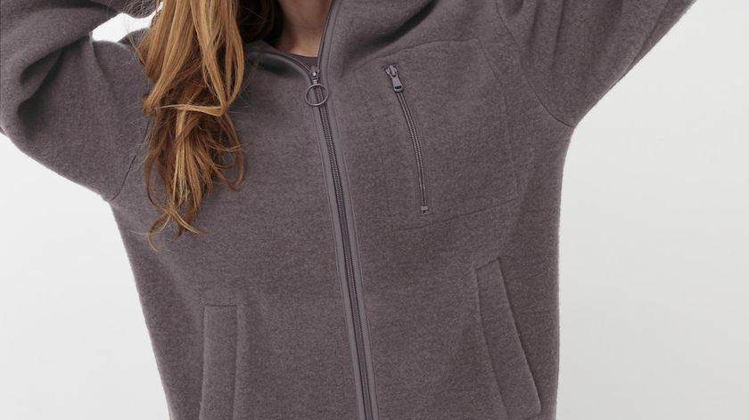 hessnatur Damen Wollfleece Jacke mit Kapuze aus Bio-Merinowolle - lila - Größe M