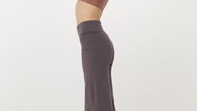 hessnatur Loungewear Yoga-Hose Flared Medium Cut ACTIVE LIGHT aus Bio-Baumwolle - lila - Größe 38