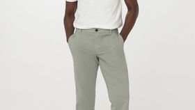 hessnatur Herren Chino LENN Regular aus Bio-Baumwolle - grün - Größe 50