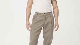 hessnatur Herren Bundfalten-Cordhose Relaxed Fit aus Hanf mit Bio-Baumwolle - grau - Größe 56