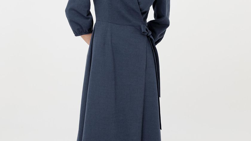 hessnatur Damen Midi-Wickelkleid aus Bio-Baumwolle mit Leinen - blau - Größe 46