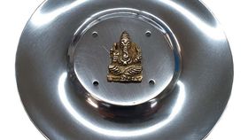 Räucherstäbchenhalter "Ganesha" Messingrelief auf Metall rund 10cm