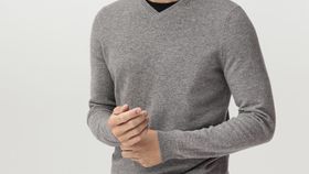 hessnatur Herren V-Pullover aus Schurwolle mit Kaschmir - grau - Größe 48