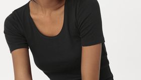 hessnatur Damen T-Shirt Fitted PURE NATURE aus Bio-Baumwolle - schwarz - Größe 36