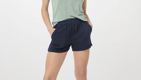 hessnatur Damen Musselin Schlafshorts Relaxed PURE COMFORT aus Bio-Baumwolle - blau - Größe 40