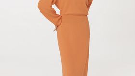 hessnatur Damen Strickkleid Midi Relaxed aus Bio-Baumwolle - orange - Größe 40