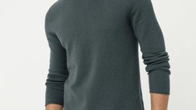 hessnatur Herren Rundhals-Pullover aus Fair Trade Kaschmir - grün - Größe 50