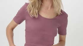 hessnatur Damen T-Shirt ModernNATURE aus Bio-Baumwolle - lila - Größe 42