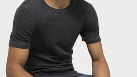 hessnatur Herren Halbarm-Shirt PureMIX aus Bio-Merinowolle mit Seide - schwarz - Größe 7