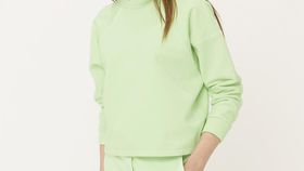 hessnatur Loungewear Sweatshirt mineralgefärbt aus Bio-Baumwolle - grün - Größe L