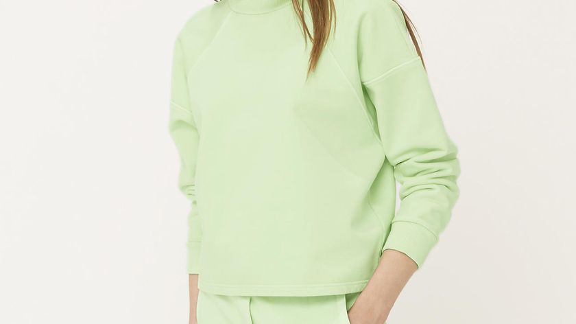 hessnatur Loungewear Sweatshirt mineralgefärbt aus Bio-Baumwolle - grün - Größe L