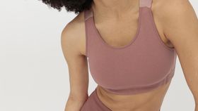 hessnatur Loungewear Sport-Top aus Bio-Baumwolle - rosa - Größe 44