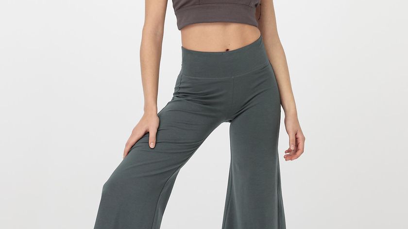 hessnatur Loungewear Yoga-Hose Flared Medium Cut ACTIVE LIGHT aus Bio-Baumwolle - grün - Größe 34