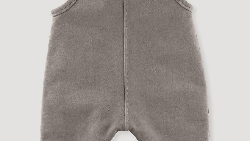 hessnatur Baby Sweat-Latzhose aus Bio-Baumwolle - beige - Größe 62/68