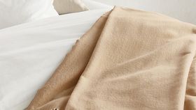 hessnatur Wende-Decke NUVOLA aus Bio-Merinowolle - grün - Größe 130x180 cm