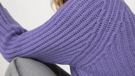 hessnatur Damen Strickpullover Relaxed aus Bio-Baumwolle und Bio-Merinowolle - lila - Größe S