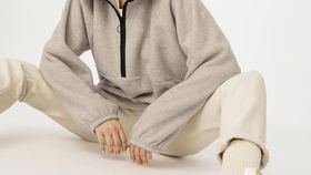 hessnatur Damen Fleece-Troyer Oversize aus Bio-Merinowolle mit Bio-Baumwolle - beige - Größe XS