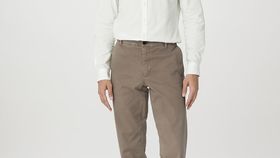 hessnatur Herren Chino LENN Regular aus Bio-Baumwolle - braun - Größe 54