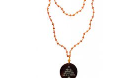 Mala "Gayathri Mantra" Glasperlen Orange mit gelaserter Muschelscheibe 45cm