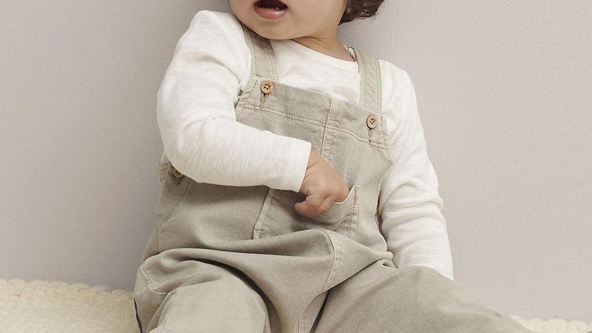 hessnatur Baby Latzjeans mineralgefärbt aus Bio-Baumwolle - beige - Größe 98/104