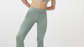 hessnatur Loungewear Leggings Medium Cut ACTIVE LIGHT aus Bio-Baumwolle - grün - Größe XS/k