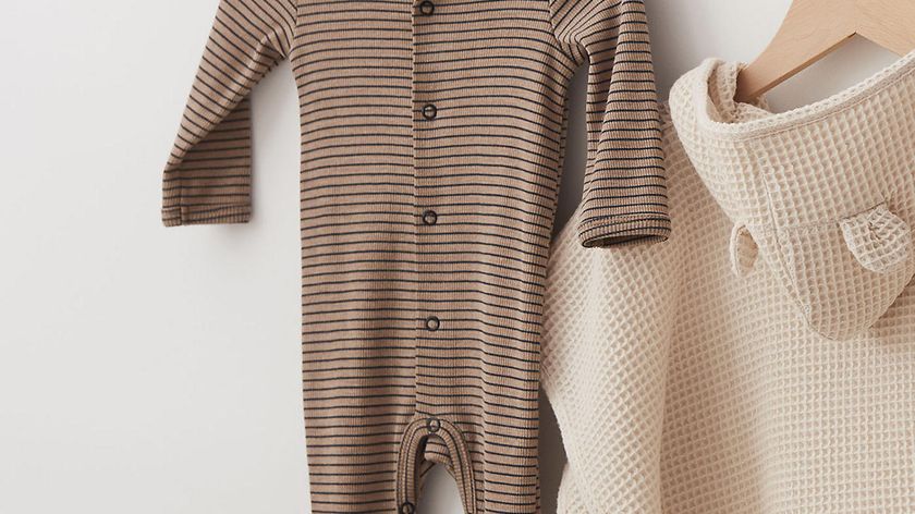 hessnatur Baby Schlafoverall aus Bio-Merino-Wolle und Seide - braun - Größe 74/80