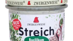 Laktosefreier Aufstrich mit Basilikum auf Weißbrot ein Genuß