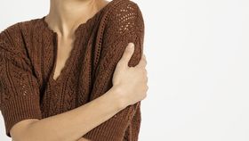 hessnatur Damen Ajour-Pullover aus Leinen mit Bio-Baumwolle - braun - Größe S