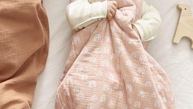 hessnatur Baby Musselin-Schlafsack aus Bio-Baumwolle mit Wollwattierung - beige - Größe 90 cm