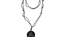 Mala "Gayathri Mantra" Glasperlen schwarz mit gelaserter Muschelscheibe 46cm