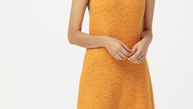 hessnatur Damen Strickkleid aus Bio-Baumwolle mit Kapok - orange - Größe 36