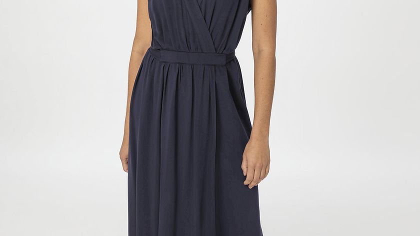 hessnatur Damen Kleid Midi Regular aus LENZING™ ECOVERO™ Viskose - blau - Größe 42