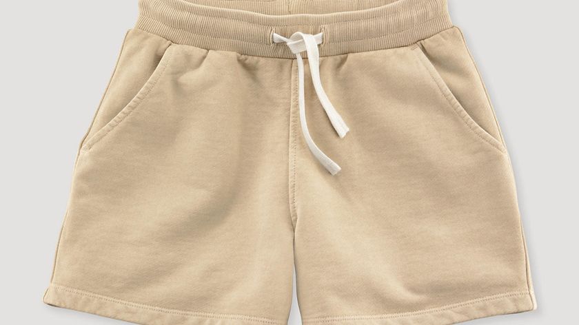 hessnatur Kinder Sweat-Shorts mineralgefärbt aus Bio-Baumwolle - beige - Größe 98/104