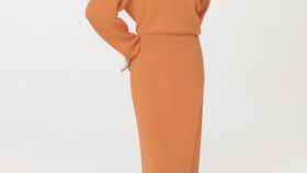 hessnatur Damen Strickkleid Midi Relaxed aus Bio-Baumwolle - orange - Größe 44