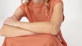 hessnatur Damen Rib Jersey-Kleid Midi Regular aus Bio-Baumwolle - orange - Größe 36