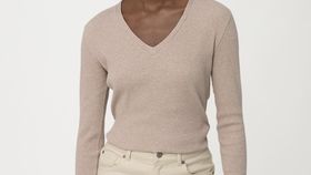 hessnatur Damen V-Shirt aus Bio-Baumwolle - beige - Größe 38