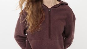 hessnatur Loungewear Fleece-Hoodie ACTIVE LIGHT aus Bio-Baumwolle - rot - Größe L