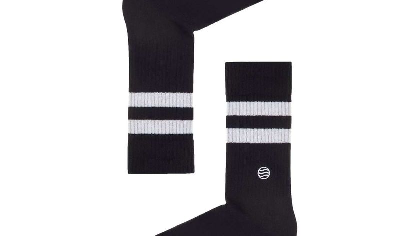 Crew Black nachhaltige Sportsocken schwarz mit weißen Streifen