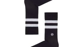 Crew Black nachhaltige Sportsocken schwarz mit weißen Streifen