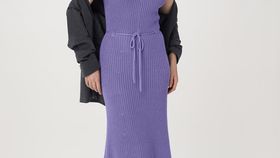 hessnatur Damen Strickkleid Midi Slim aus Bio-Baumwolle - lila - Größe XS