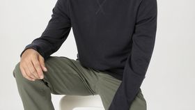 hessnatur Herren Pullover Regular aus Bio-Baumwolle mit Leinen - schwarz - Größe 52