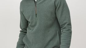 hessnatur Herren BetterRecycling Fleece-Sweater aus Bio-Baumwolle - grün - Größe 52