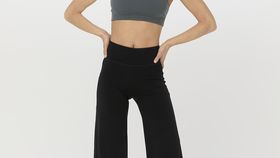 hessnatur Loungewear Hose Flared Medium Cut ACTIVE LIGHT aus Bio-Baumwolle - schwarz - Größe 34