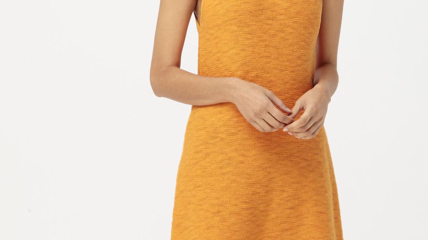 hessnatur Damen Strickkleid aus Bio-Baumwolle mit Kapok - orange - Größe 44