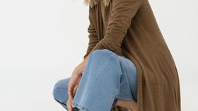 hessnatur Damen Long Strickjacke aus Bio-Merinwolle - braun - Größe 34