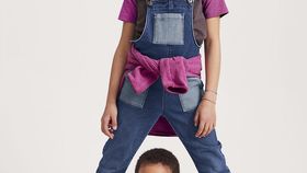 hessnatur Kinder Latzhose BetterRecycling aus Bio-Denim - blau - Größe 098