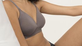 hessnatur Damen metallfreier Spacer-BH aus Bio-Baumwolle und TENCEL™Modal - lila - Größe 80B