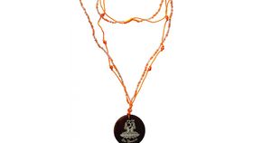 Mala "Om Namaste" Glasperlen orange mit gelaserter Muschelscheibe 46cm