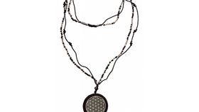 Mala "Flower of Life" Glasperlen schwarz mit gelaserter Muschelscheibe 46cm